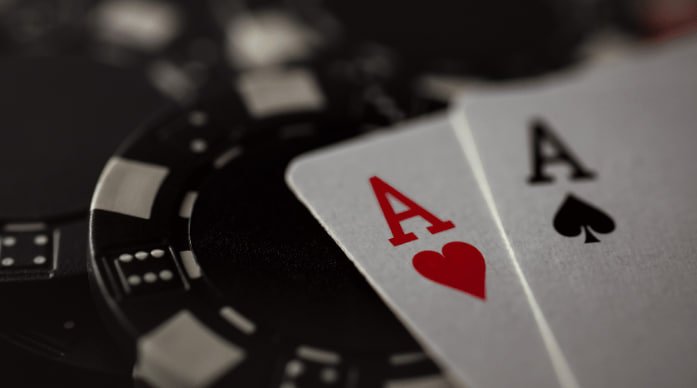 Antarmuka aplikasi slot qris menampilkan pasar sepak bola, live dealer, dan permainan slot